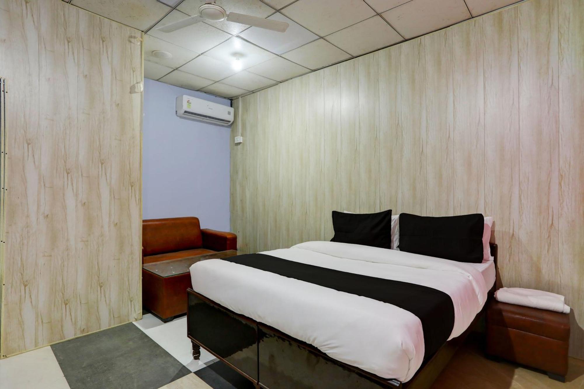 Collection O Harsh Hotel & Restaurant 비와디 외부 사진
