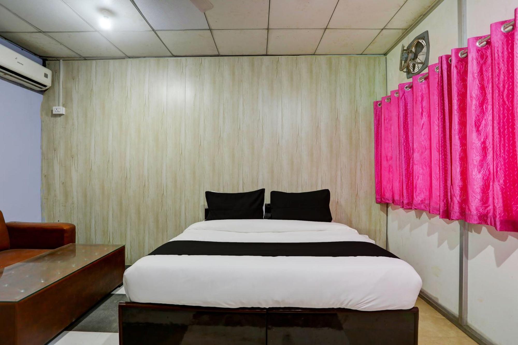 Collection O Harsh Hotel & Restaurant 비와디 외부 사진